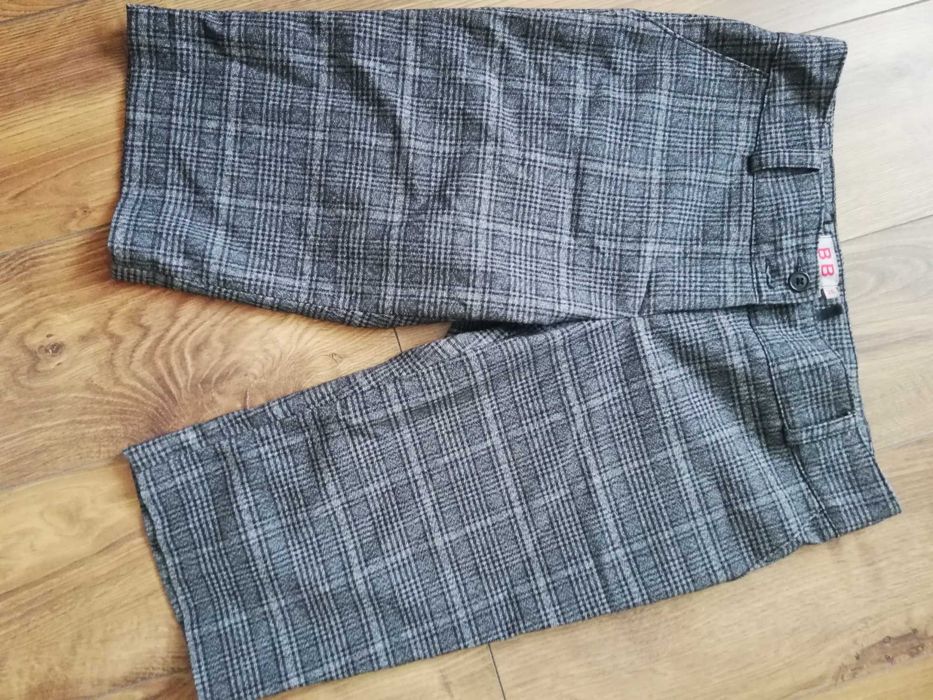 Spodenki w kratkę przed kolano