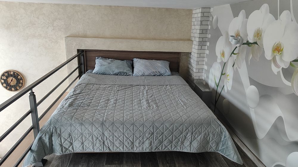 Сдам посуточно,подобово Двухуровневую  студію на левом березі район 9-