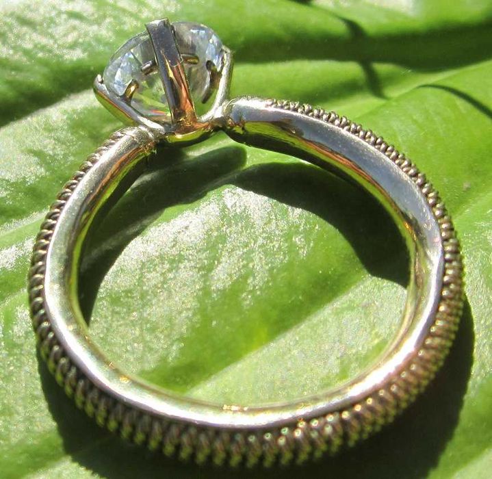 Золотое кольцо с камнем