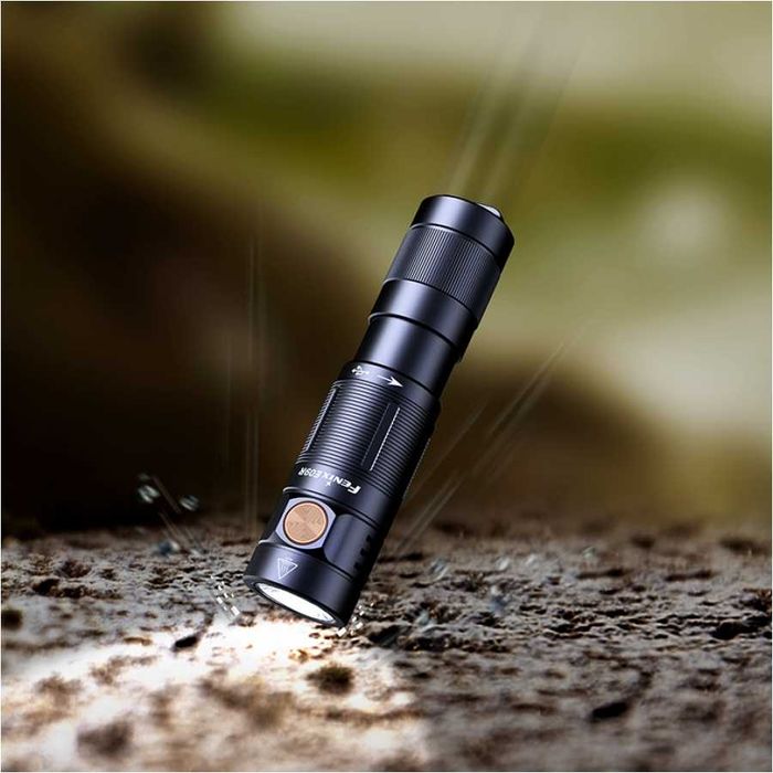 Fenix E09R Latarka akumulatorowa LED czarna 600lm ZASIĘG 124 metry!