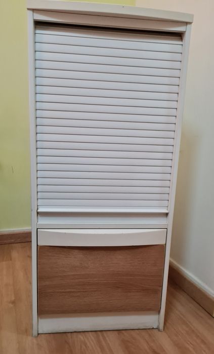 Móvel arquivo branco com persiana lacado e mesa cabeceira.