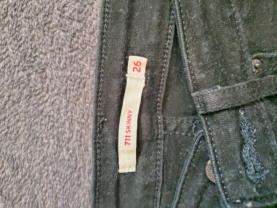 Czarne jeansy damskie