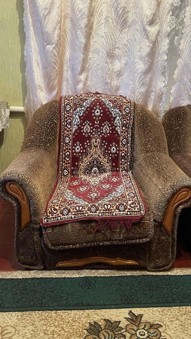 Диван і два крісла, самовивіз