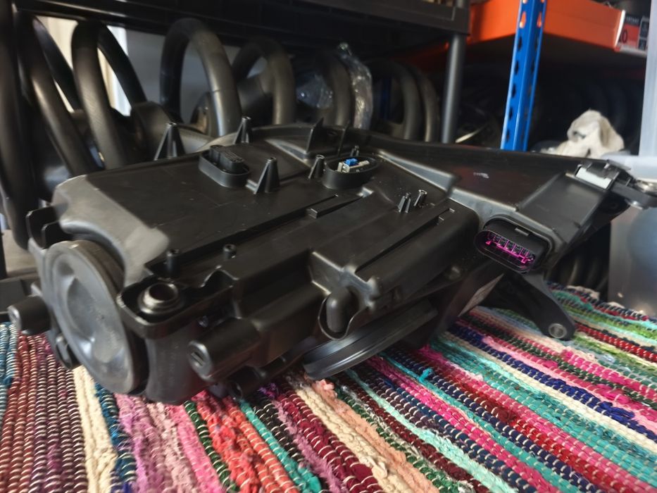 Farol direito bi-xenon Direcional VW Tiguan 5N1