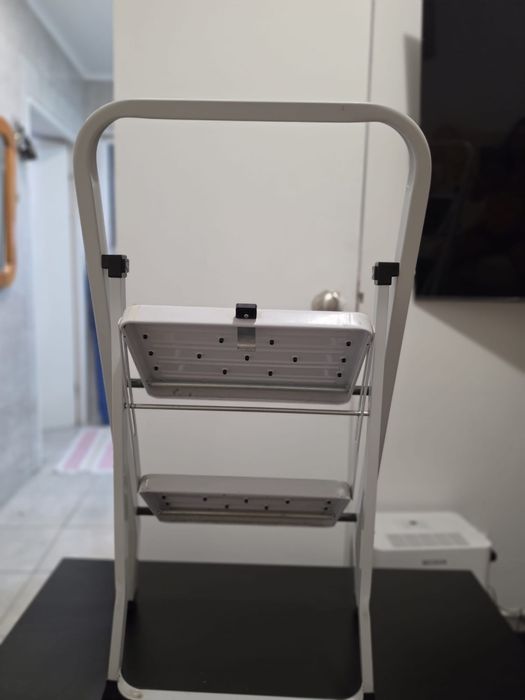 Vendo: Escadote Metálico de 2 Degraus  Branco – Seminovo