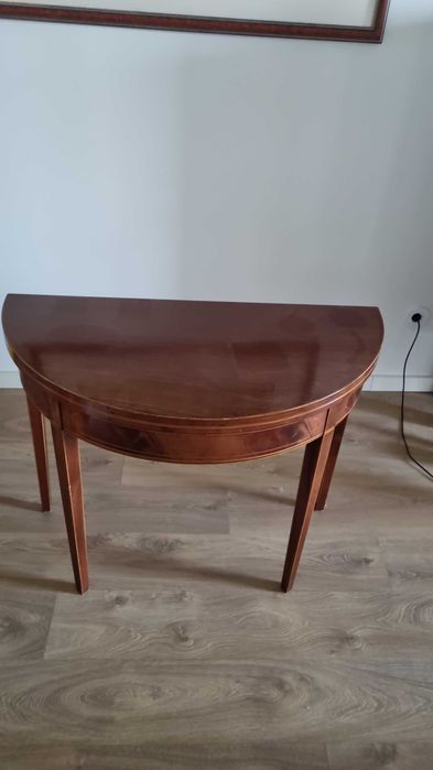 Mesa de jogo meia-lua estilo clássico.