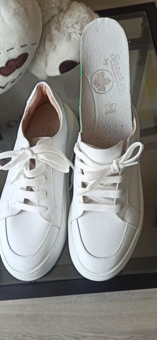 Białe skórzane adidasy damskie