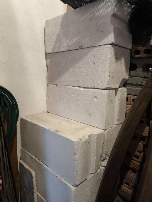 Pustaki ok.20.sztuk i cegła dziurawka ceramiczna 150 szt.