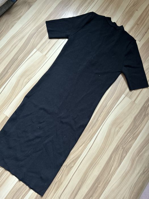 Czarna elegancka obcisła sukienka midi Reserved M L