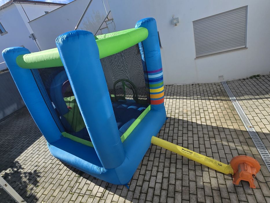 Insuflável com escorrega + motor eléctrico