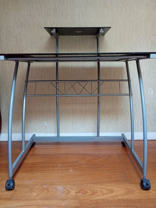 Vendo Mesa de escritório com Vidro Temperado, Escrivaninha, Secretária, como nova - For sale: Office desk with tempered glass top – like new.