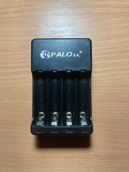 Зарядний USB пристрій для 4-х пальчикових акумуляторів типу АА та ААА