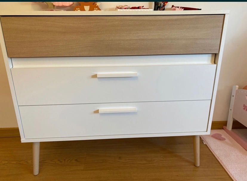 Conjunto de comoda e 2 mesas de cabeceira