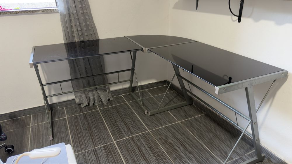 Secretaria de vidro em L