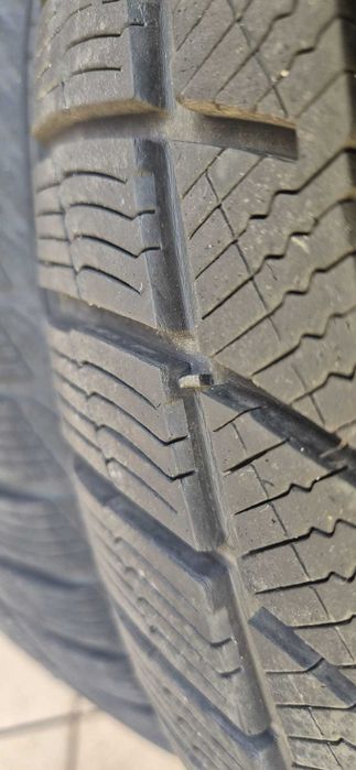 Sprzedam opony zimowe kierunkowe 235/55R18 Barum Polaris 5