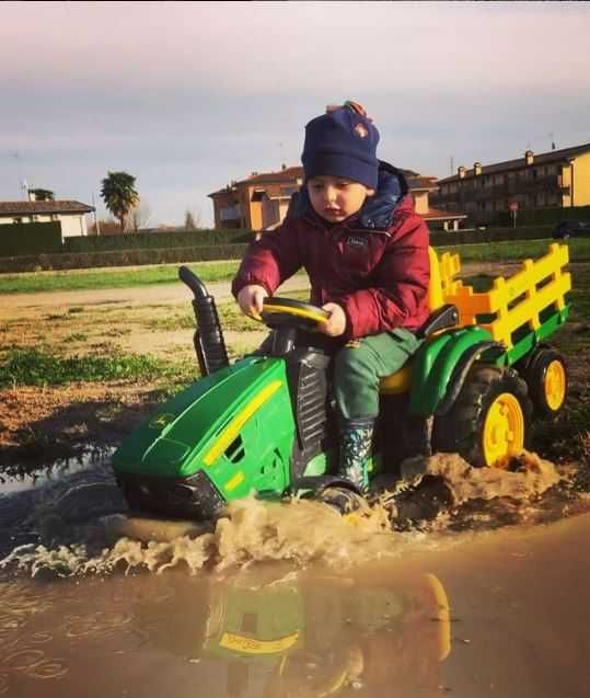 Ciągnik na akumulator JOHN DEERE traktorek z przyczepką PEG PEREGO