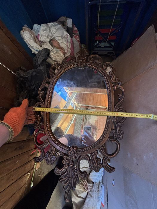 Дзеркало з бронзовою рамою