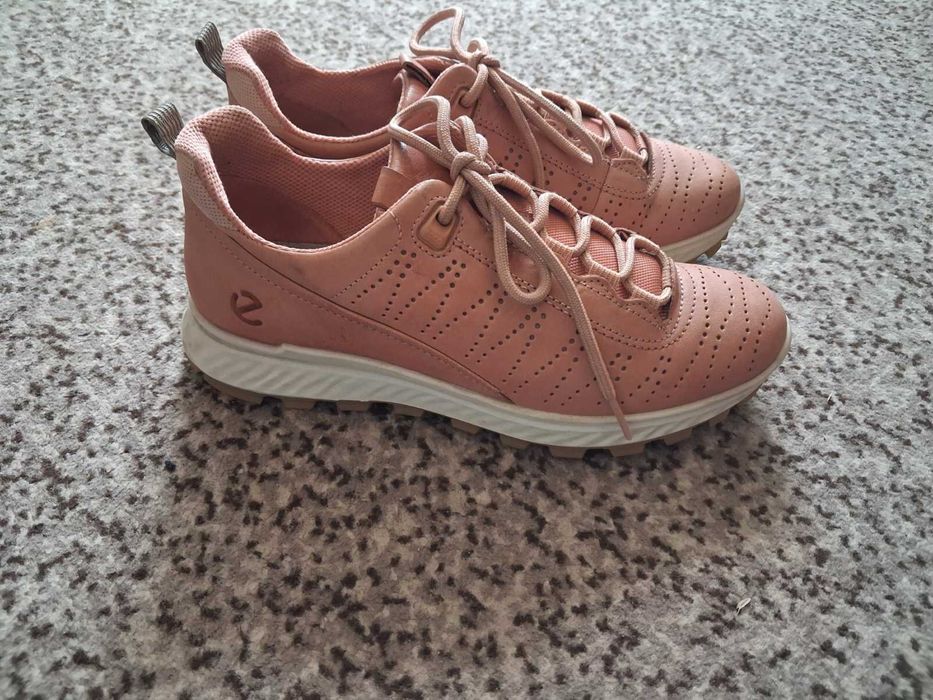 Кросівки Ecco.