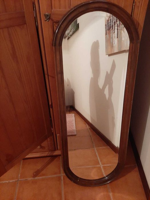 Espelho com moldura em madeira