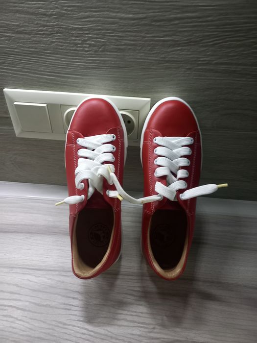 Червоні шкіряні жіночі кеди Ukraine