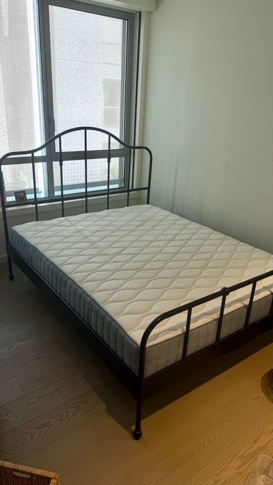 Cama de ferro e colchão da IKEA