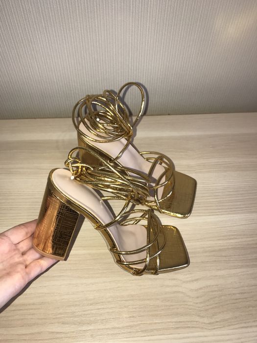 Золоті босоніжки 35 розмір на зав’язках на каблуці