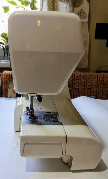 Швейная машина Janome 7524E.
