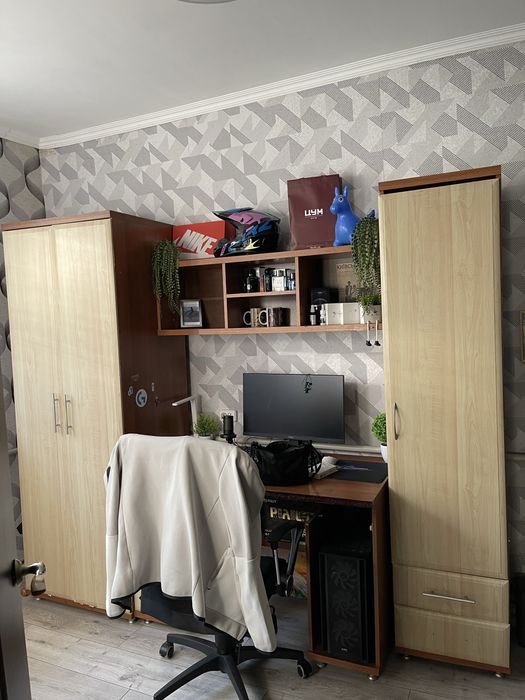 Продам Стенку в комнату.