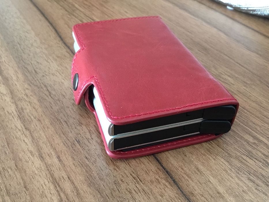 Carteira com protecção Contactless dos seus cartões, revistida a pele