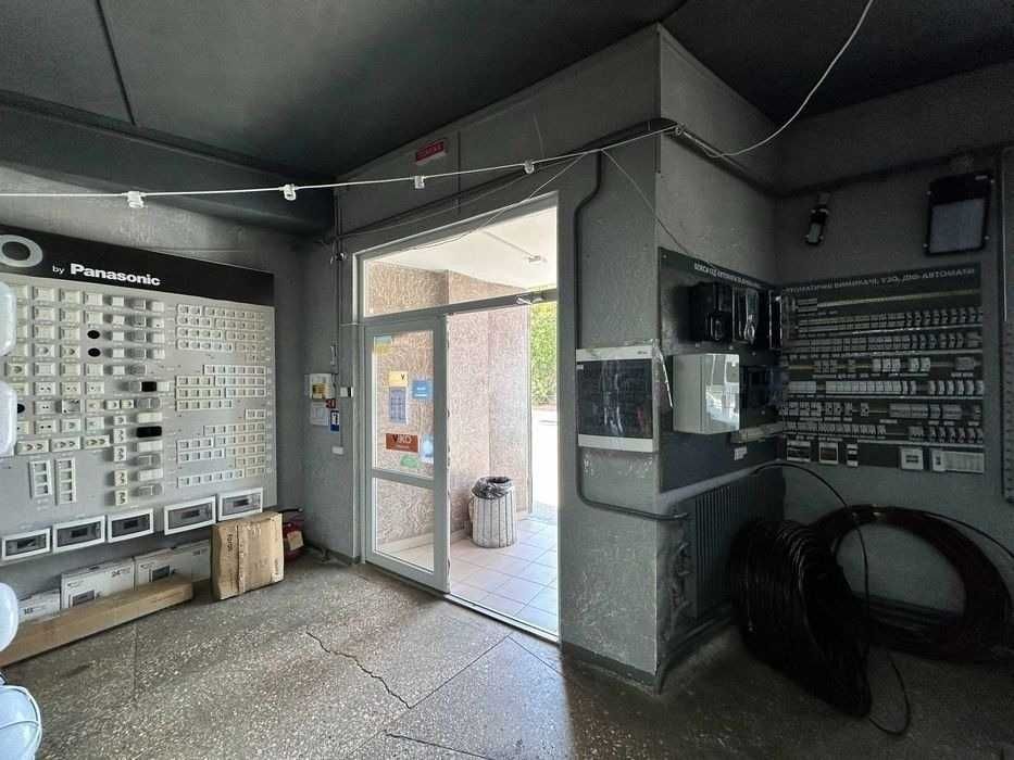 Продам комерцiйне примiщення(фасад) по вул.Любецька 40 А