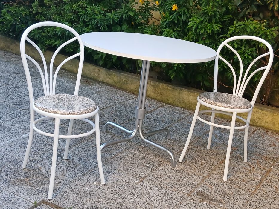 Vendo MESA e 2 CADEIRAS para interior ou exterior como nova. Possibilidade de entrega