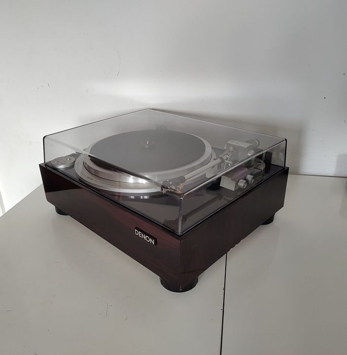 Denon DP-59M , gramofon wysokiej klasy . Najwyższy model