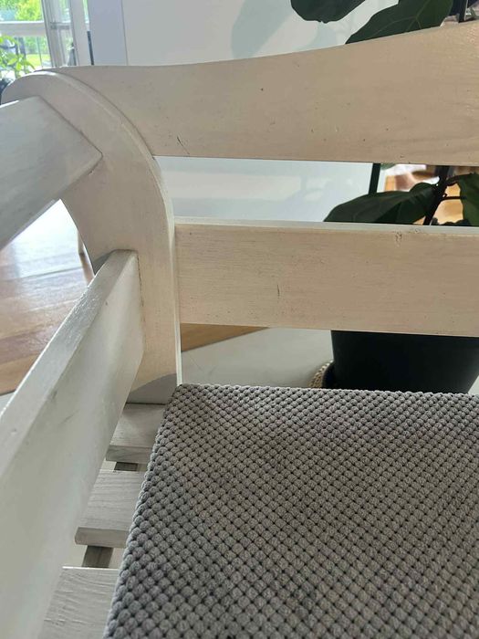 Drewniana biała ławka