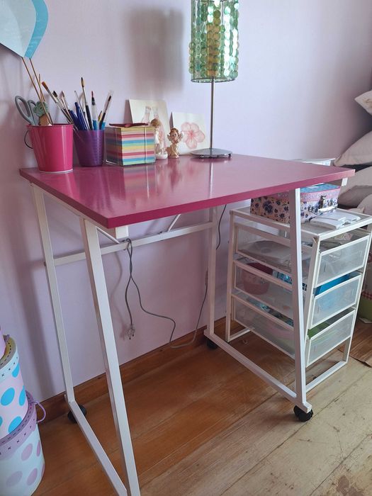 Secretaria rosa com rodas