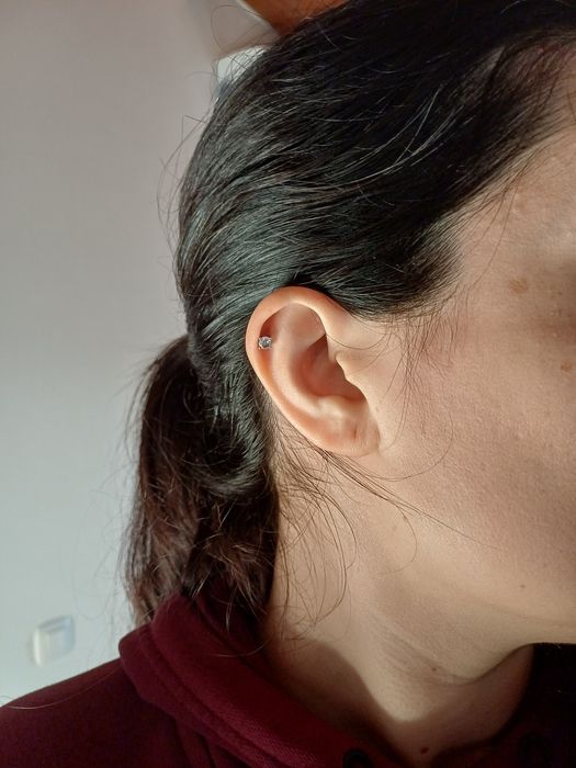2 piercings para orelha