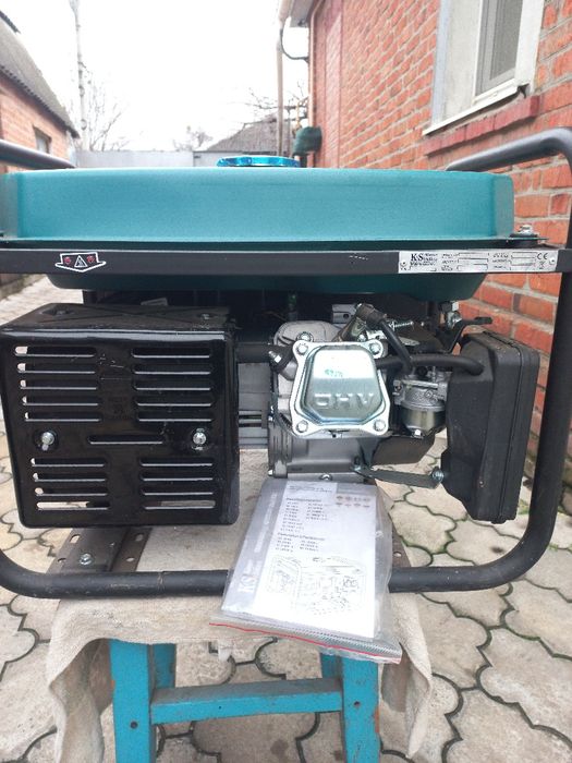 Продам бензиновый генератор.