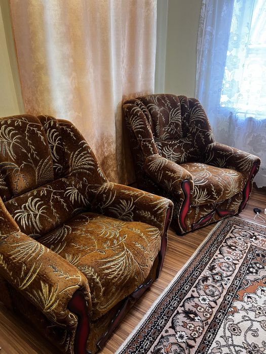 Два крісла в гарному стані