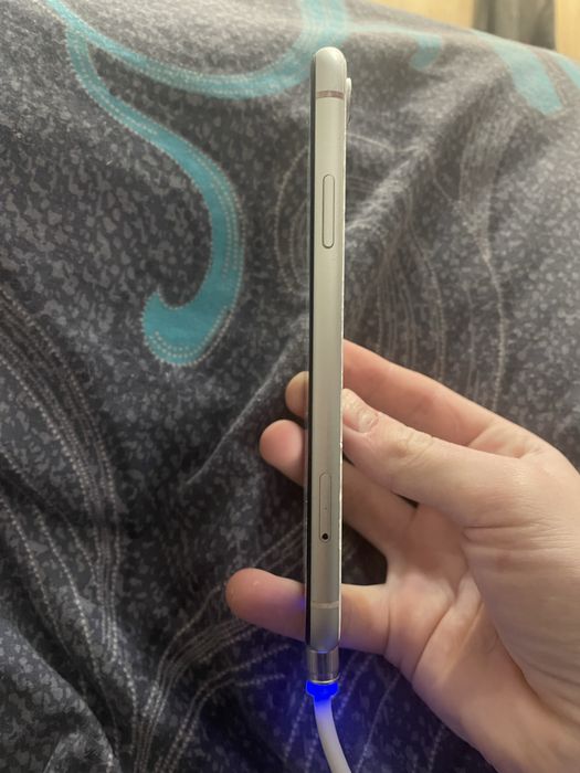 Подаю Айфон хр в не плохом состоянии поменчть толтео заднюю крышку