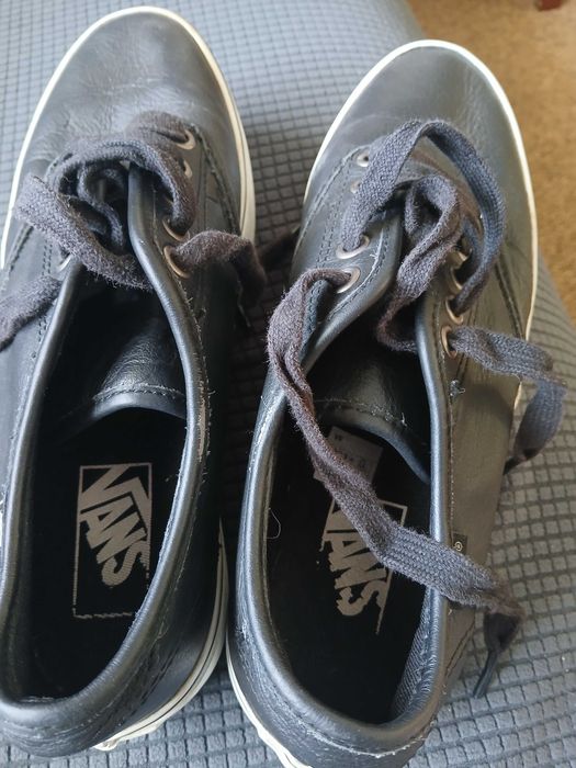 Tenis Vans pretos em pele e com pequena altura