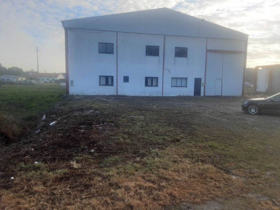 Armazem em Alcanede com 1300 m2 + 200 m2 de logradouro  e 7m de pé direito para alugar !