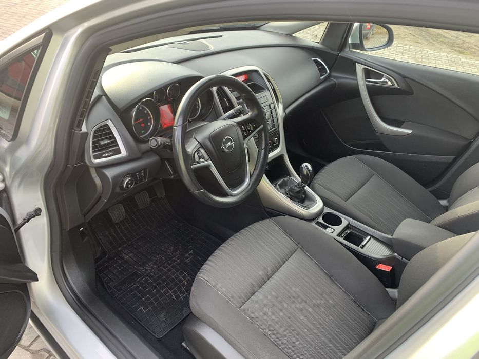 Opel Astra J 2011r 1.6 benz 115KM klima PDC  bdb stan OPŁACONA