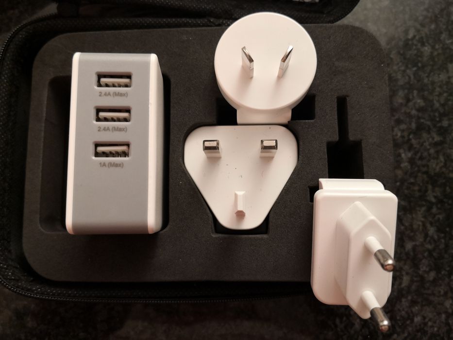 Carregador triplo universal - Adaptadores UK, Europa e Austrália