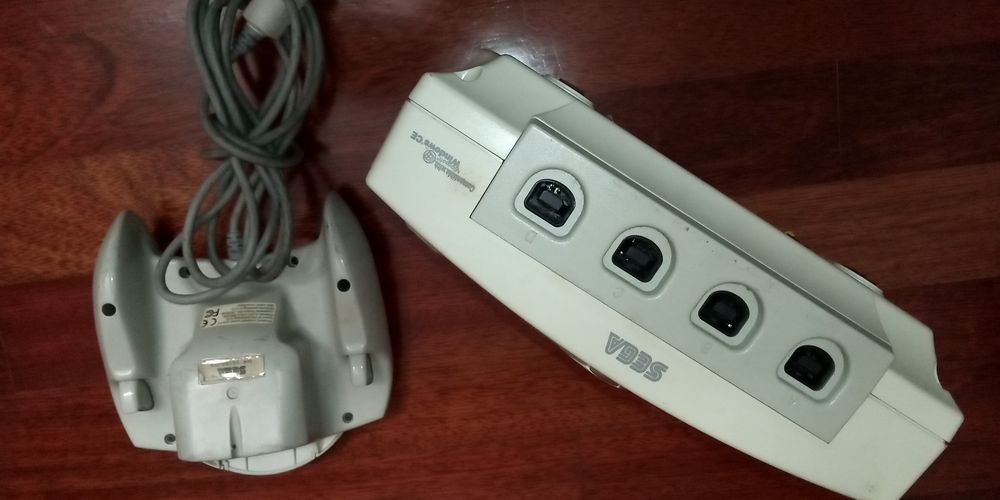 Dreamcast com comando para peças.