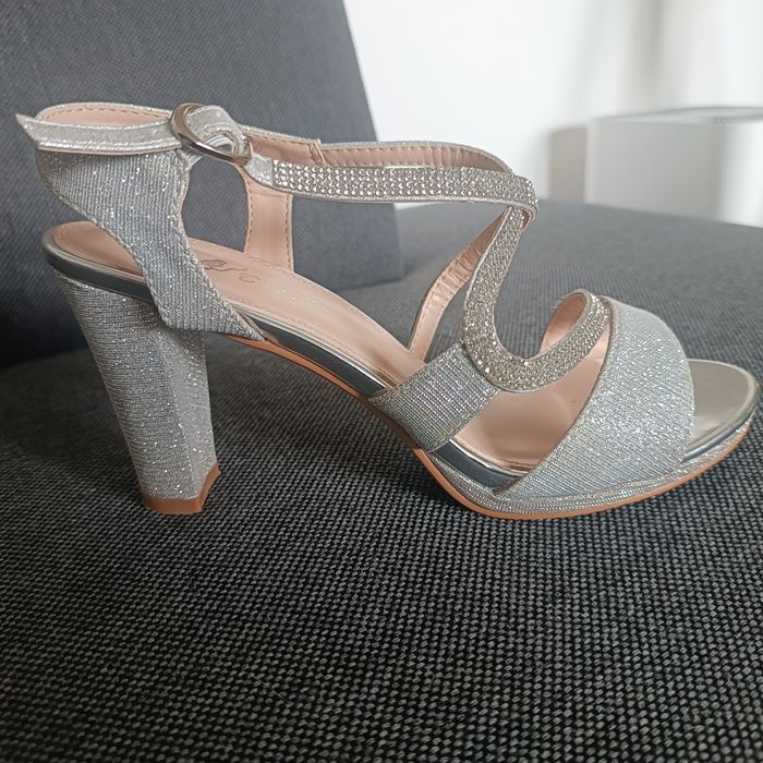 Srebrne sandałki jak nowe - na słupku rozm. 38