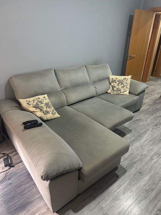 Sofá de 3lugares com chaise longue. Algumas marcas de uso de gato.
