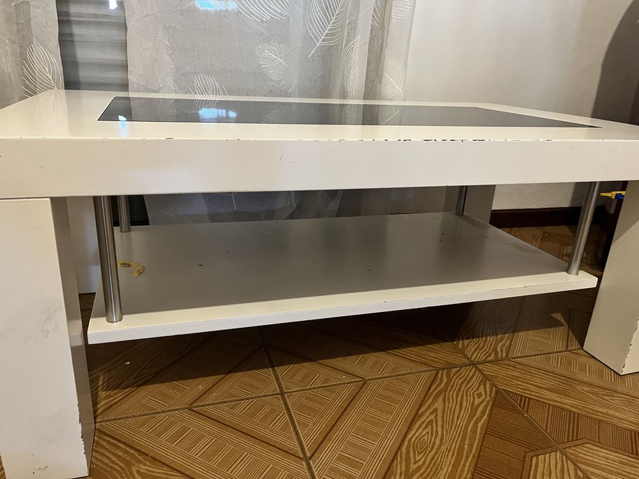 Mesa de centro branca e cinza