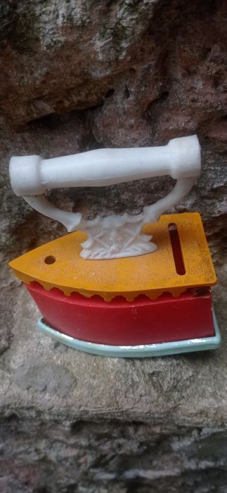 Żelazko plastikowe. Zabawka z czasów PRL Kolekcja zabawek.