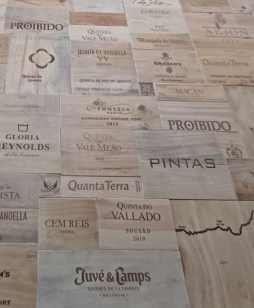 Painel/mural de madeira com caixas vinho