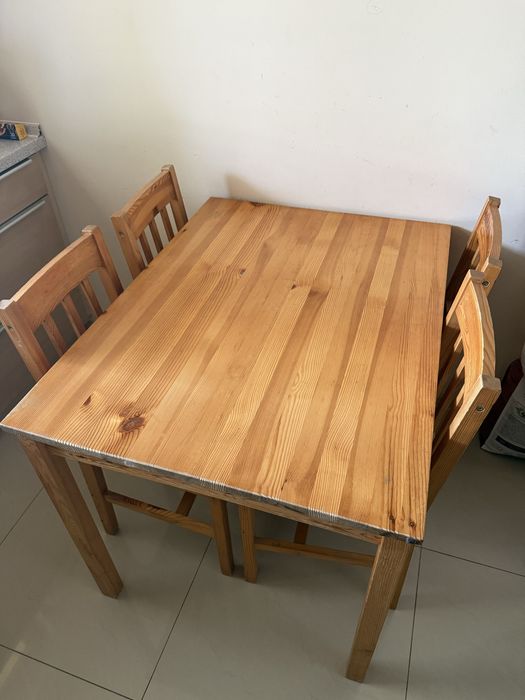 Stół drewniany z czterema krzesłami