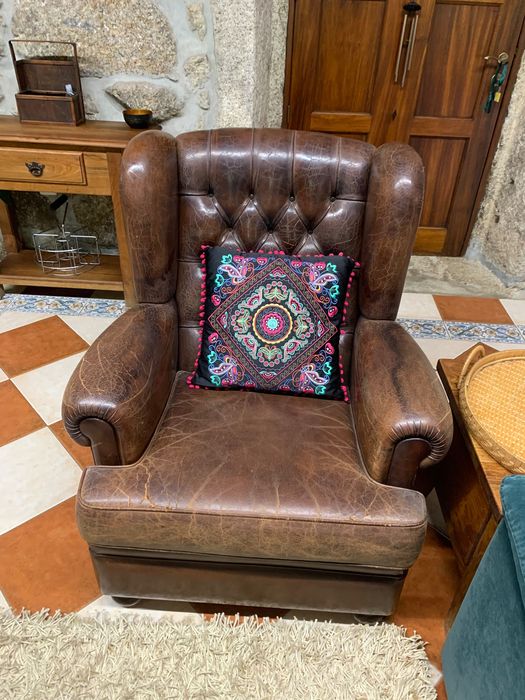 Sofá antigo de couro castanho
